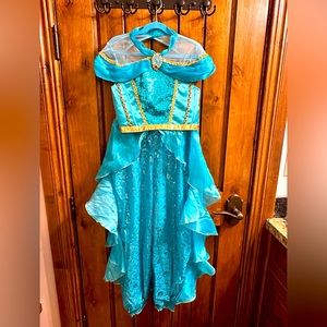 JASMINE COSTUME Disney Store on property size 9/10.